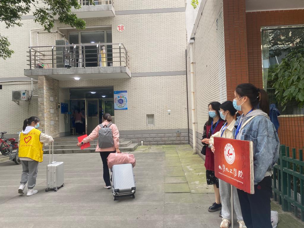 人们走在街头描述已自动生成