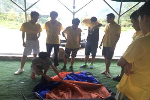 老师正在为大家演示帐篷的搭建