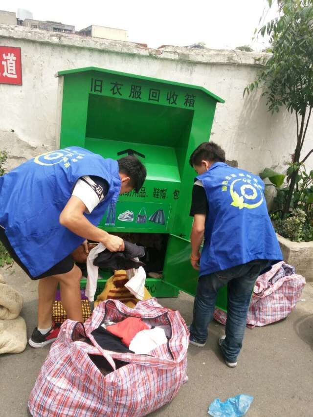 队员们正在收集旧衣