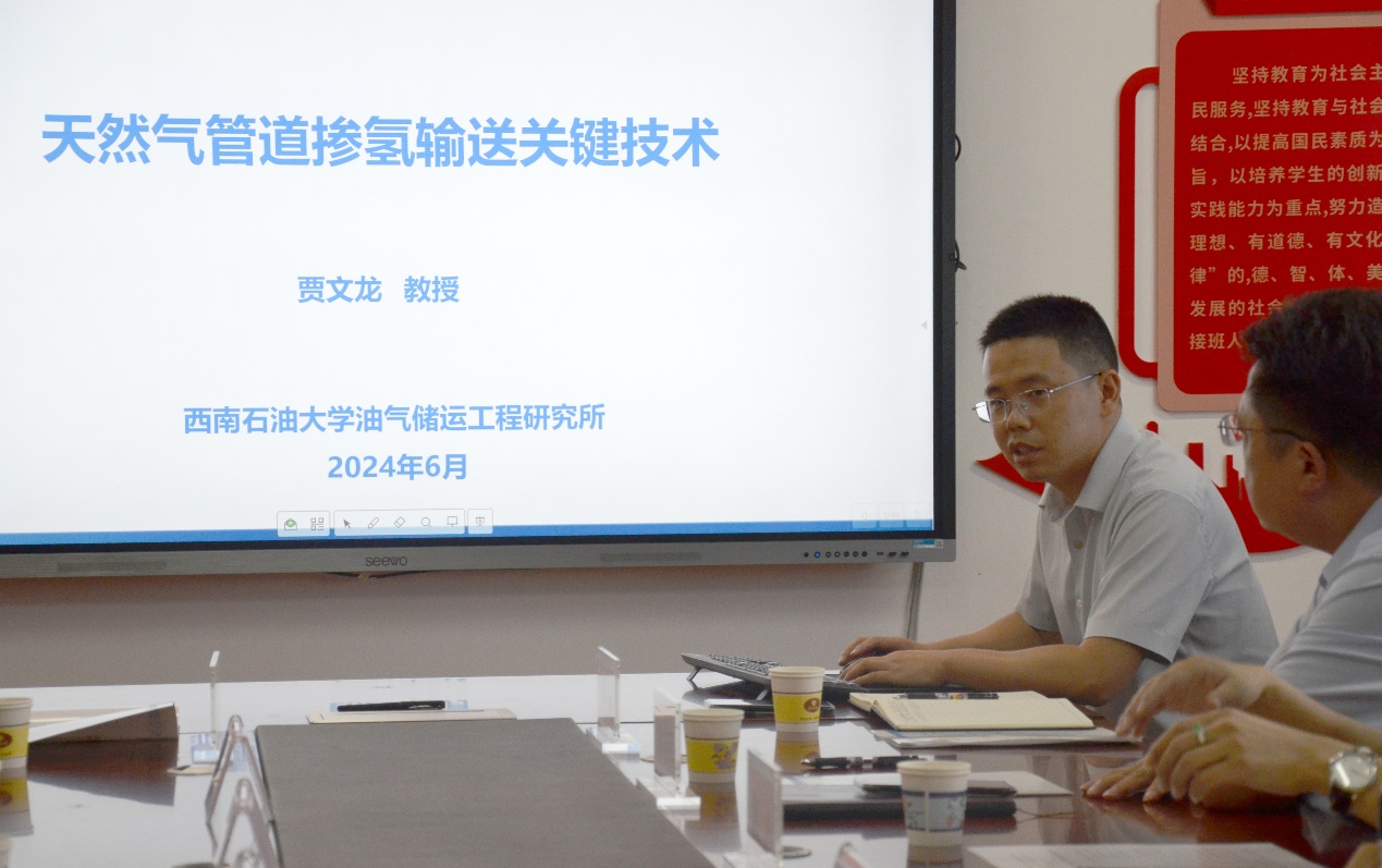 图片包含 人, 室内, 桌子, 男人描述已自动生成