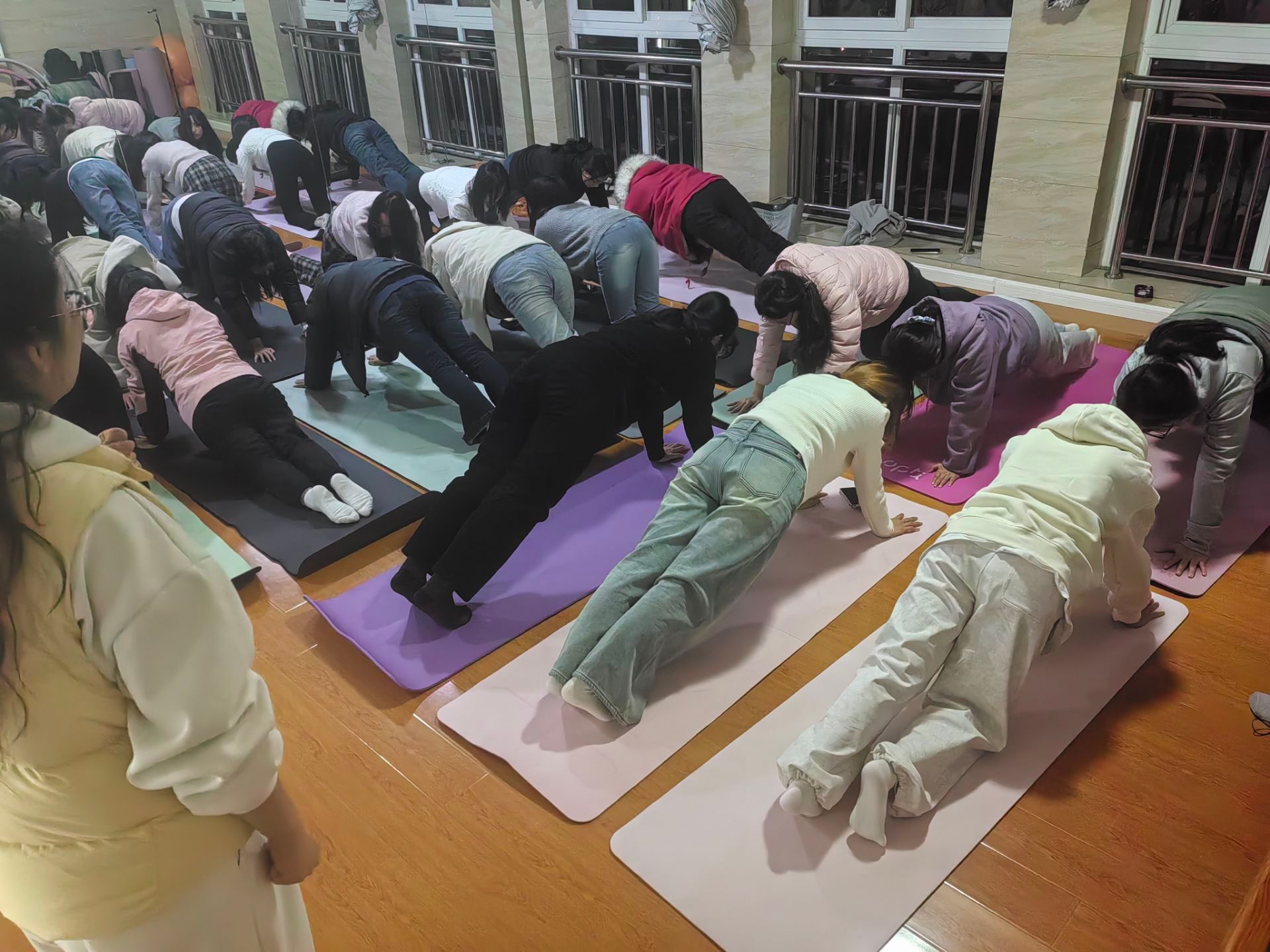 一群人坐在桌子前AI 生成的内容可能不正确。