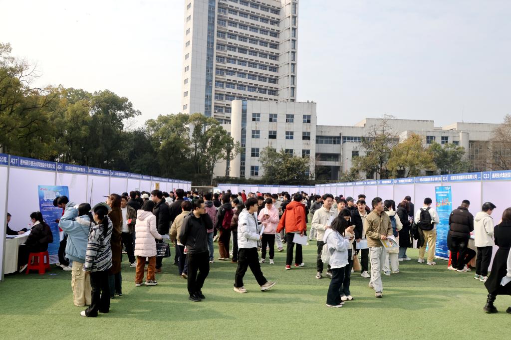 双选会现场.JPG 双选会现场.JPG