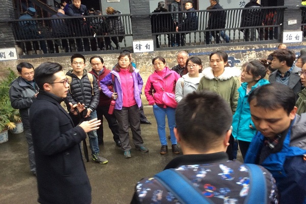 工作人员为党支部成员讲解