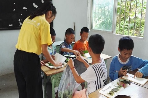 实践队员为孩子们开设树叶拼图课程