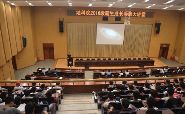 同学们认真听讲