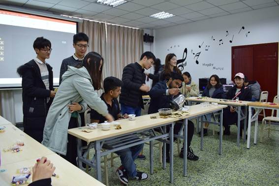 图片包含 室内, 天花板, 人员, 餐桌自动生成的说明