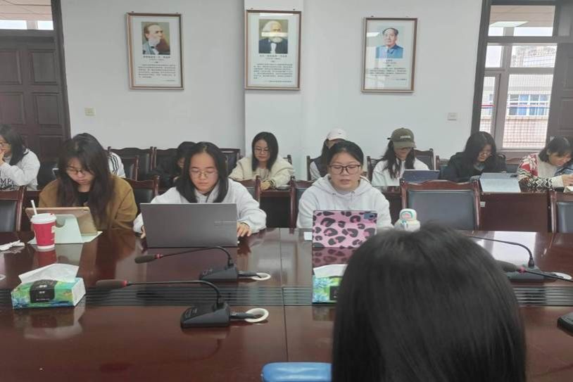 小组成员积极发言