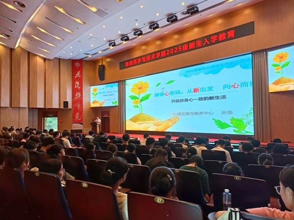 礼堂里有许多人 AI 生成的内容可能不正确。