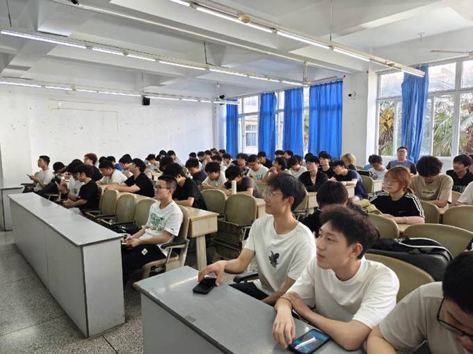 25年4月安全教育学生听讲