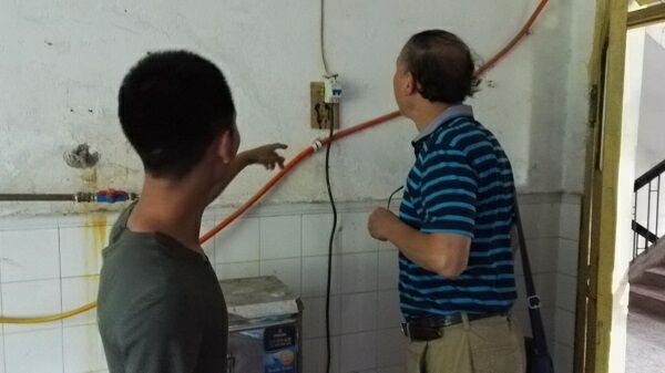 朱书记深入寝室检查电路