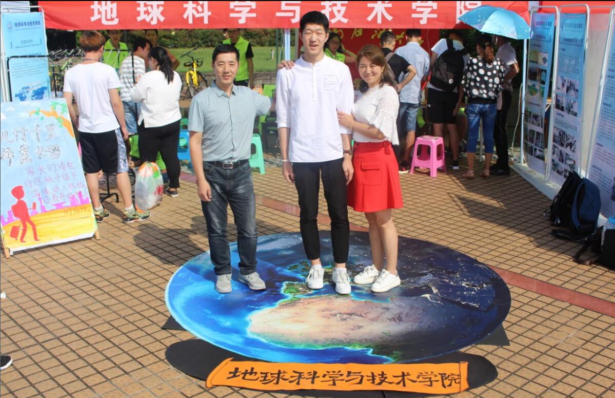 学生与家长留影