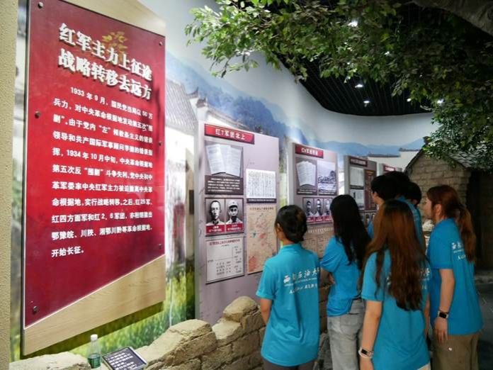 一群人站在商店门口 AI 生成的内容可能不正确。