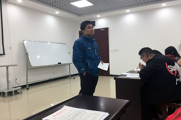 支部书记李龙珂同志总结发言