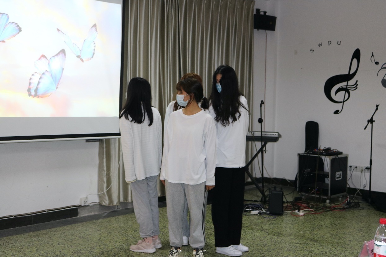 图片包含 室内, 人, 站, 女人描述已自动生成