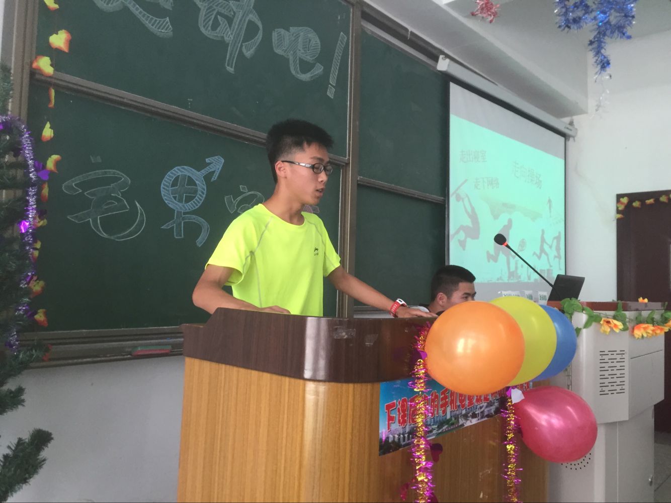 彭杨学长正在向同学们分享运动的小建议