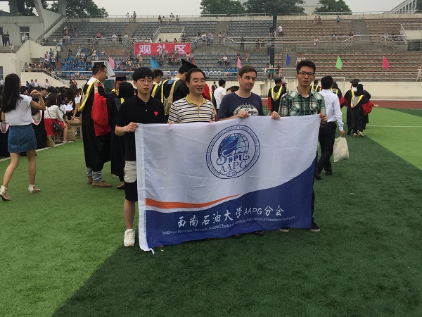 与米哈依博帕博士合影留念