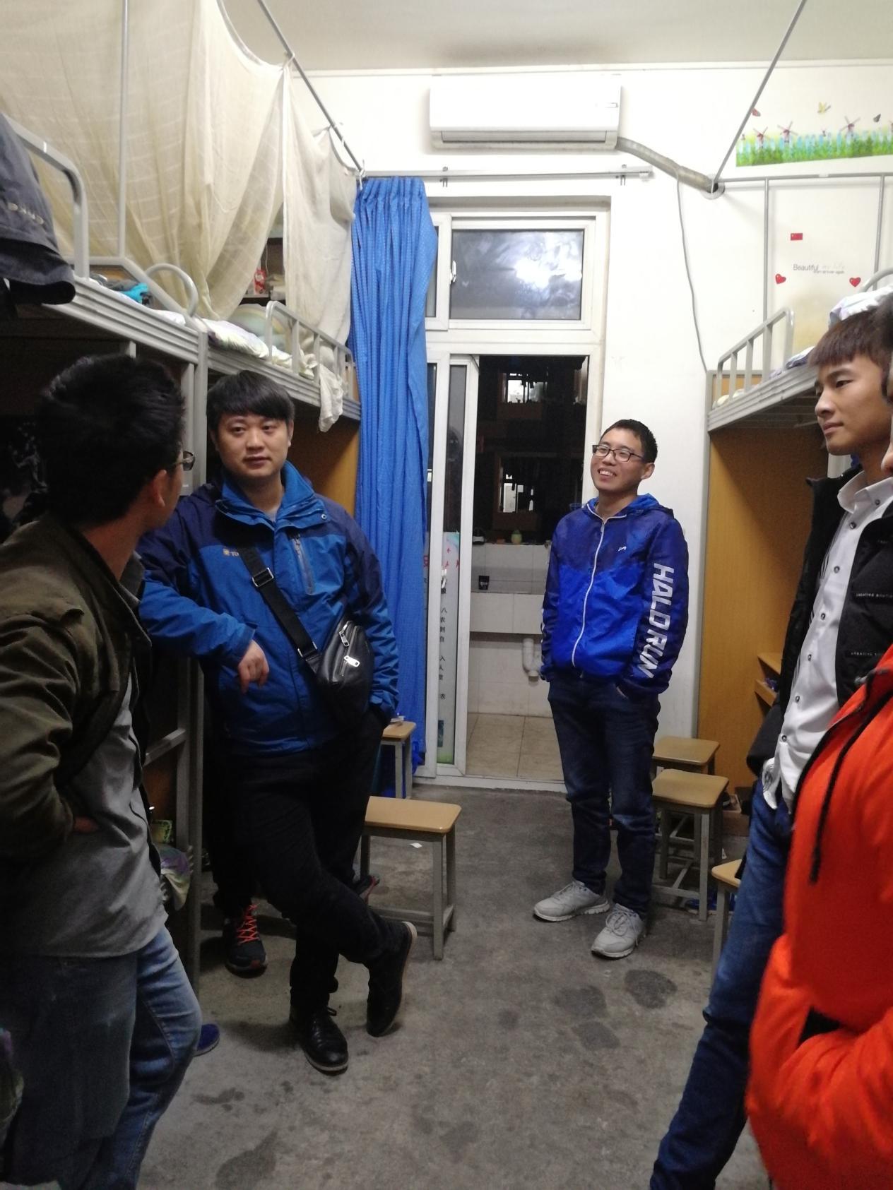 伍老师和同学们亲切交谈