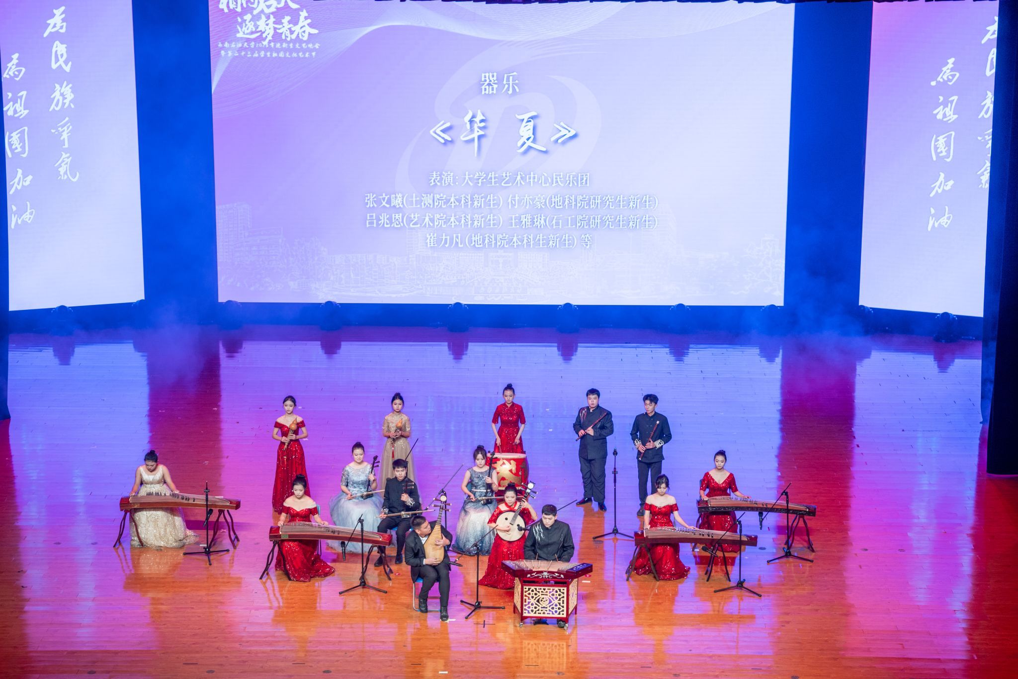 图片包含 室内, 桌子, 小, 男人 AI 生成的内容可能不正确。