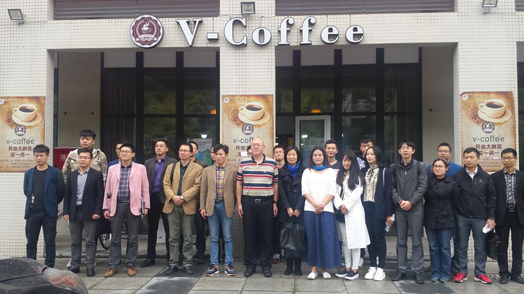 参训老师与专家合影