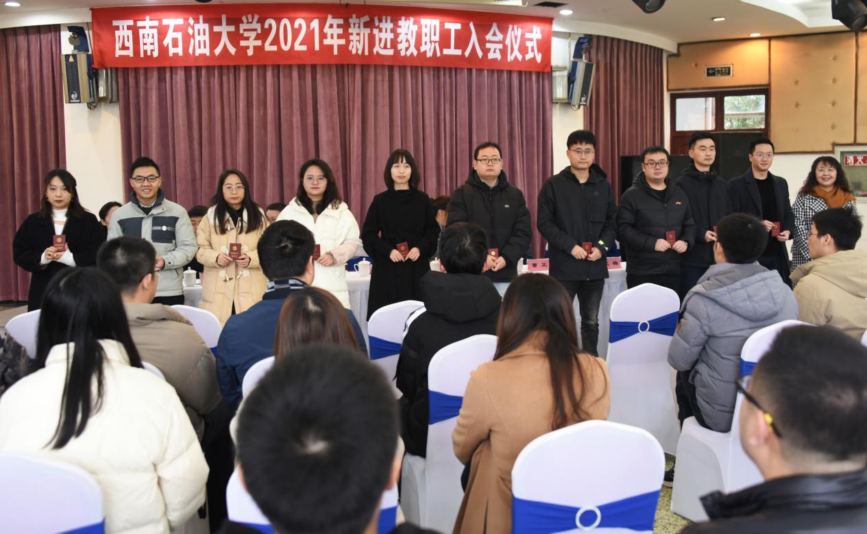 衡书记为新会员代表颁发会员证