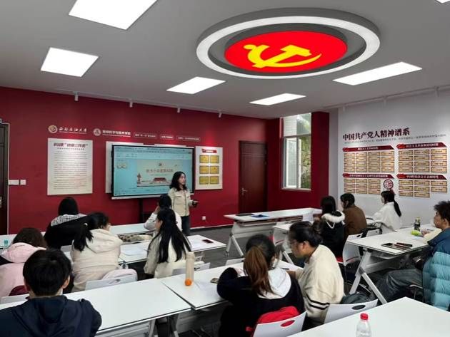 一群人在餐厅里 描述已自动生成