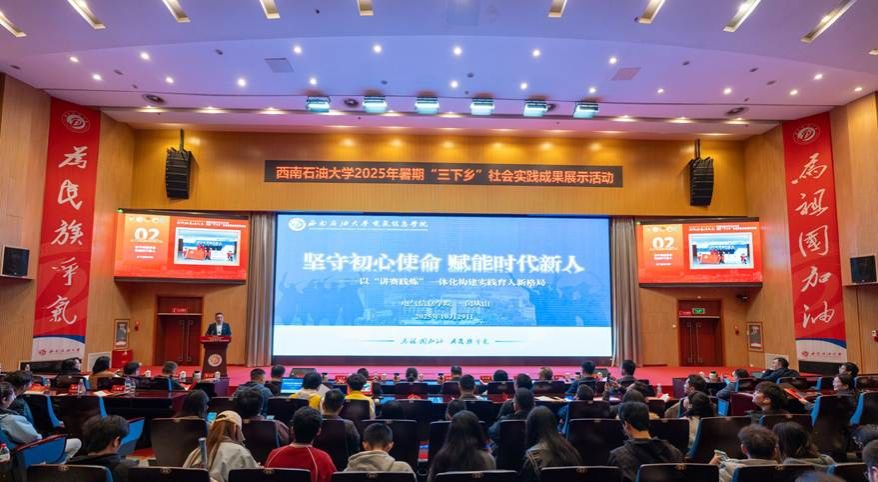 人们在看台上的人群 AI 生成的内容可能不正确。