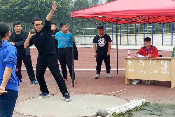 刘琦进行投掷