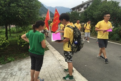 队员正在为村民讲解中华人民共和国自然保护区条例