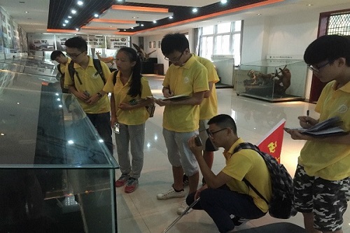 队员们正在观察动物标本