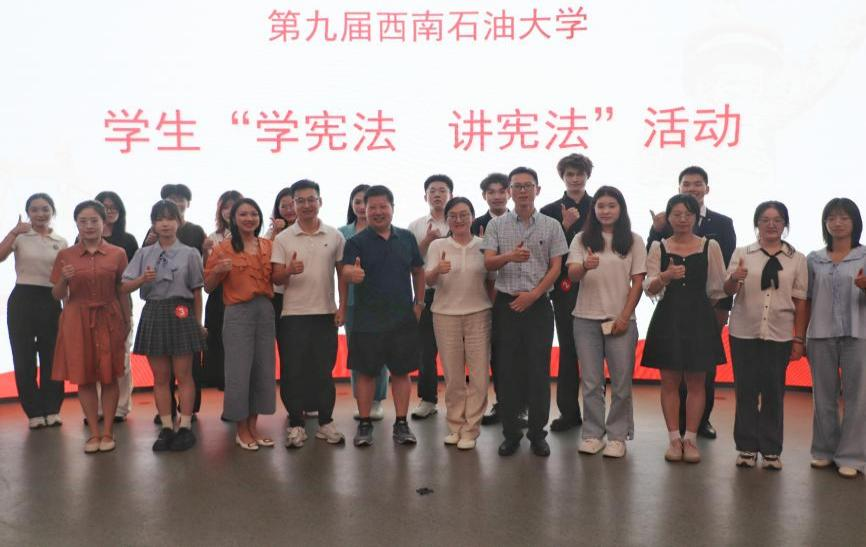 评委嘉宾、选手与工作人员合影留念.png