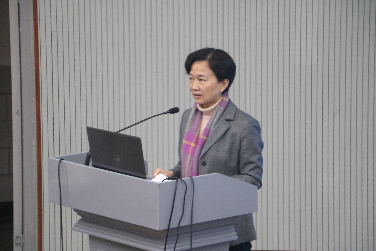 人站在钢琴前中度可信度描述已自动生成