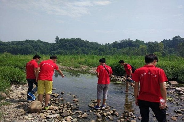 队员们在清理河道垃圾
