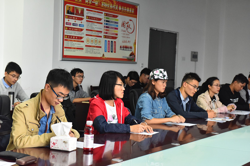 学员们仔细聆听讲话