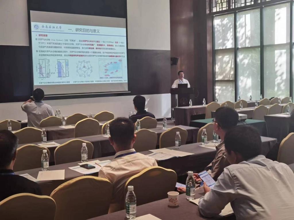 会议室里的人们描述已自动生成