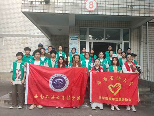 图片包含 建筑, 人们, 男人, 小  描述已自动生成