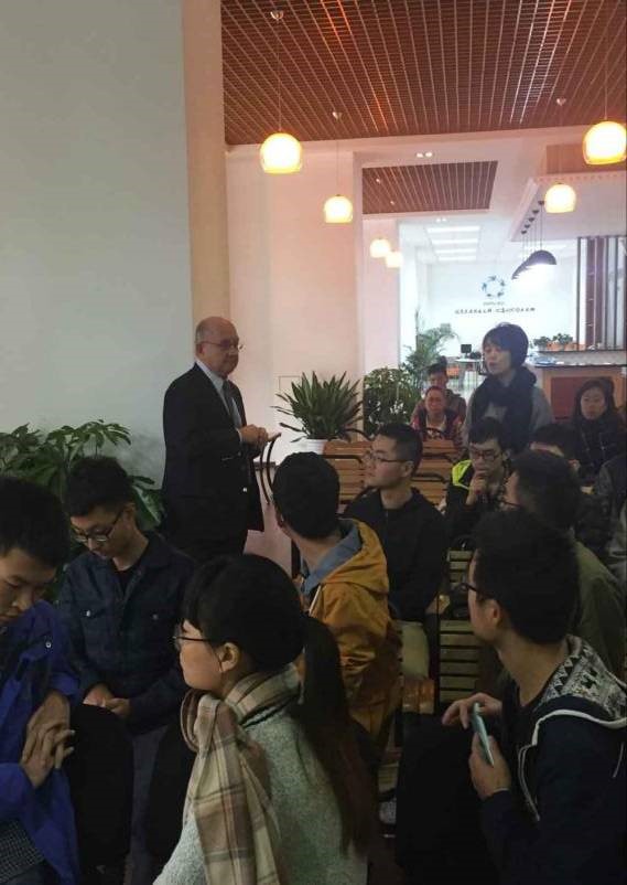 Startup Weekend的中国区负责人Mark为同学分享创业经历