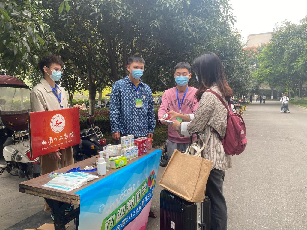 一群小孩站在桌子上中度可信度描述已自动生成