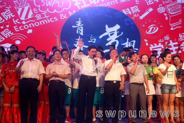 2014届毕业晚会倾情上演 爱国情师生情洒满