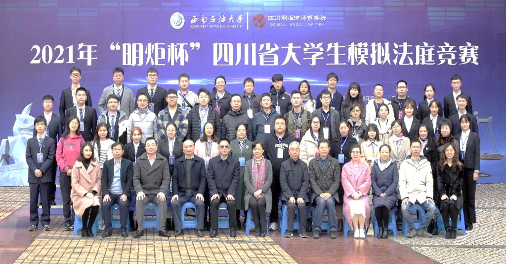 一群人站在一起合影描述已自动生成