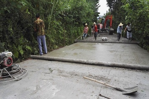 村修建中的水泥马路