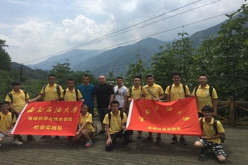 保护区入口处合影