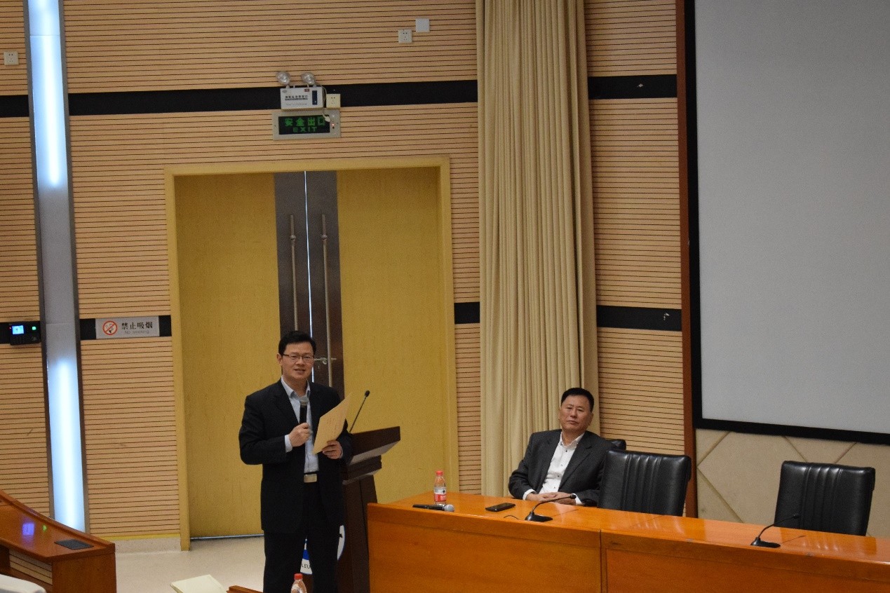 副院长范翔宇教授带领同学们交流讨论