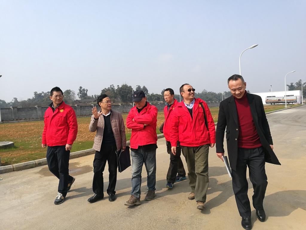 张校长一行参观新厂区