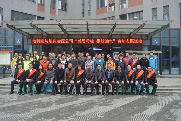 双方人员合影留恋