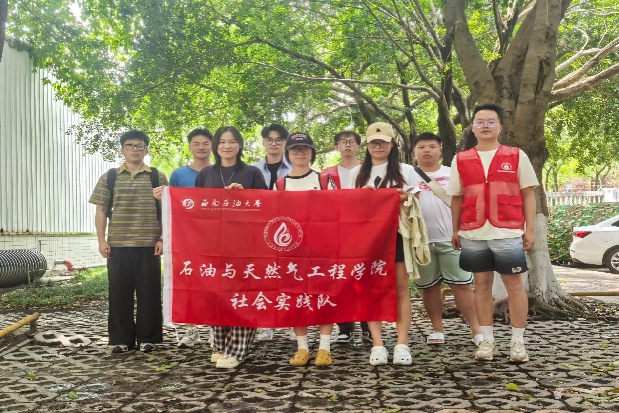 一群人站在草地上AI 生成的内容可能不正确。