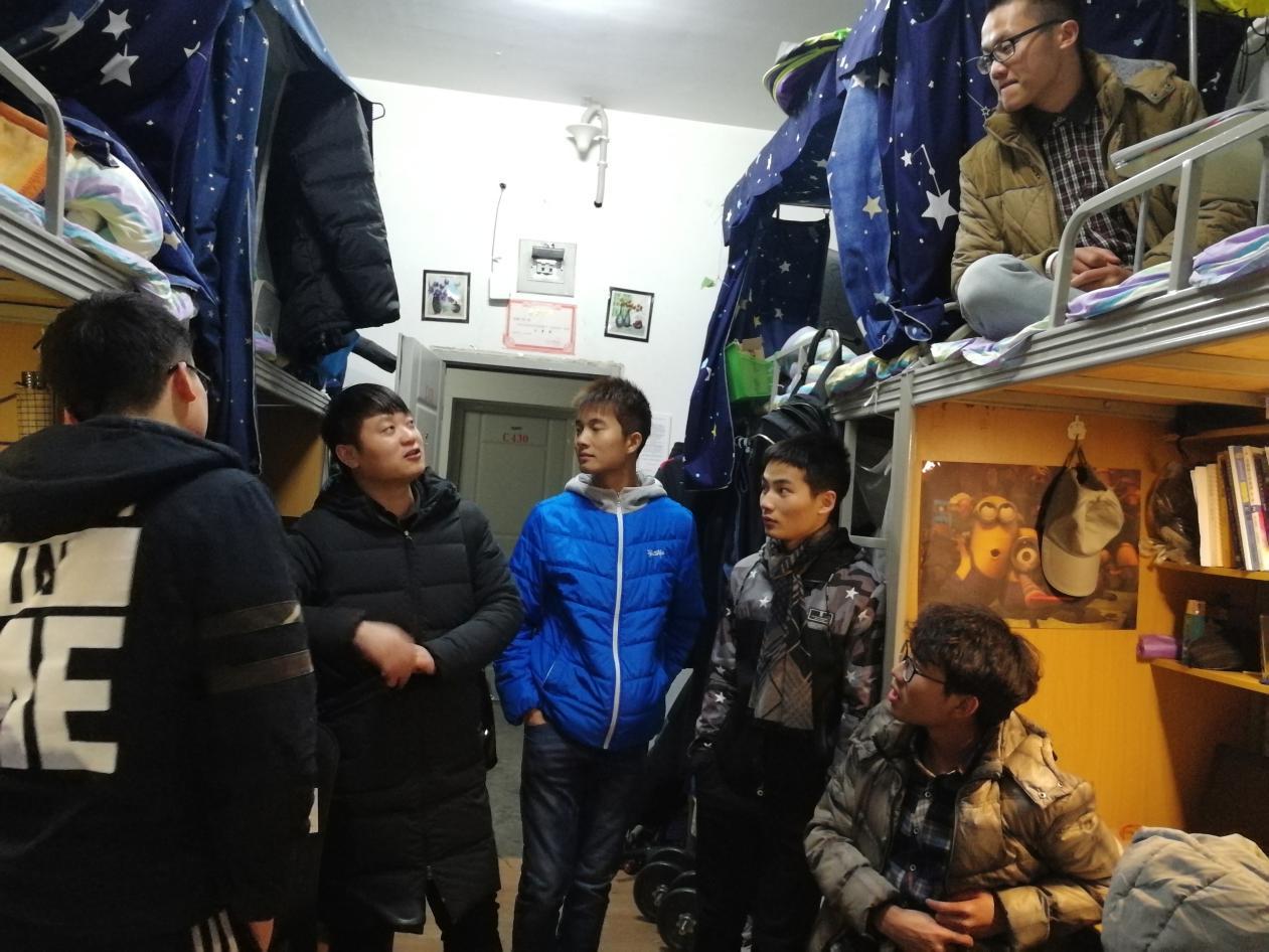 伍老师和同学们愉快的交流