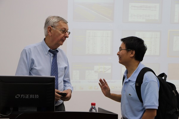 Max Mille教授与赵晓明老师亲切交流