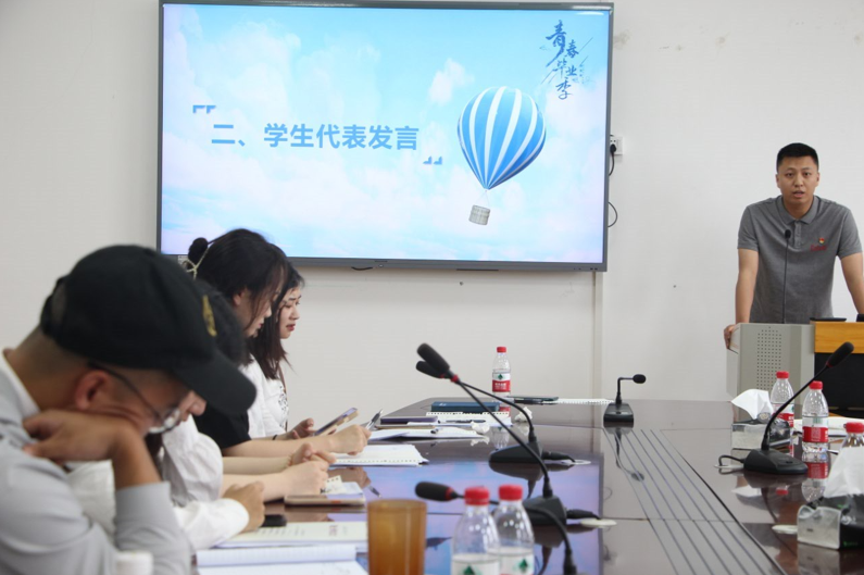 一群男人和女人在切桌子上的电脑低可信度描述已自动生成