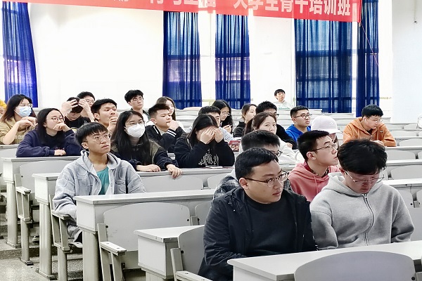 学生认真倾听 学生认真倾听