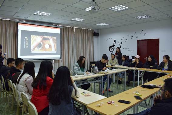 图片包含 室内, 天花板, 墙壁, 人员自动生成的说明